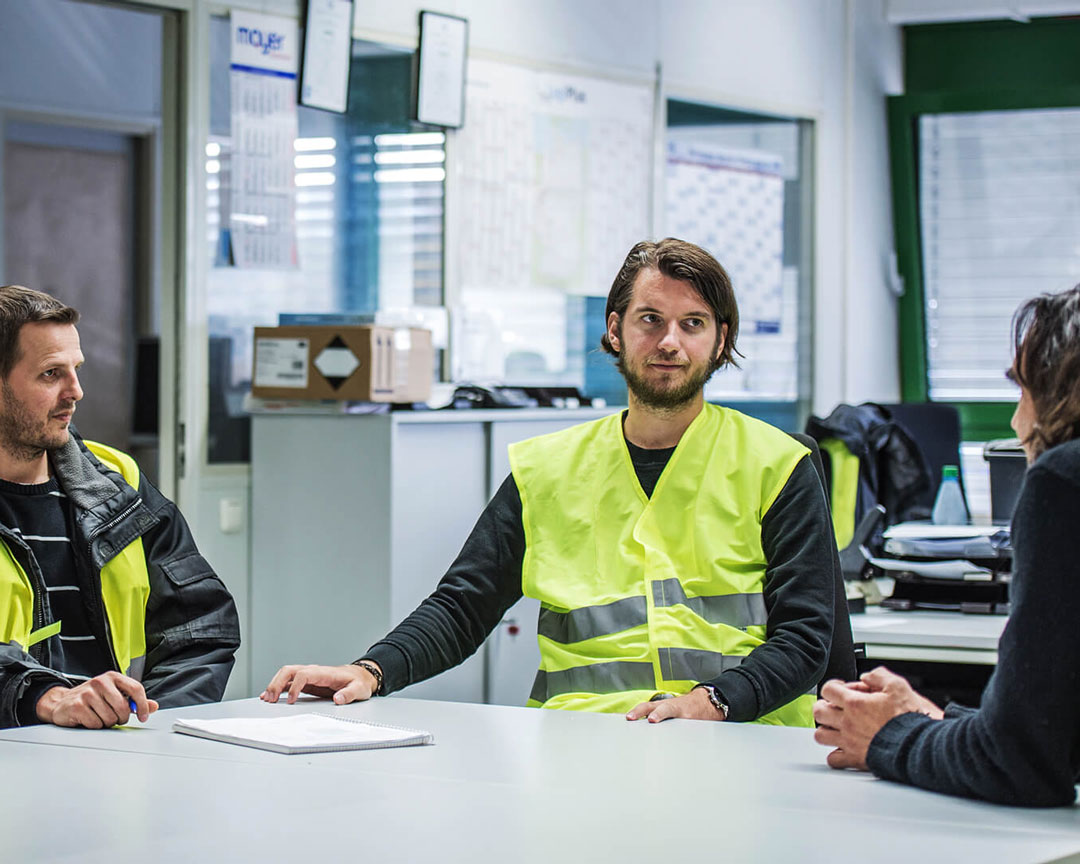 Mitdenken3 Pascal Schober in der Besprechung mit Kollegen